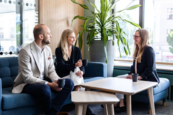 folk-snakker-rundt-bordet